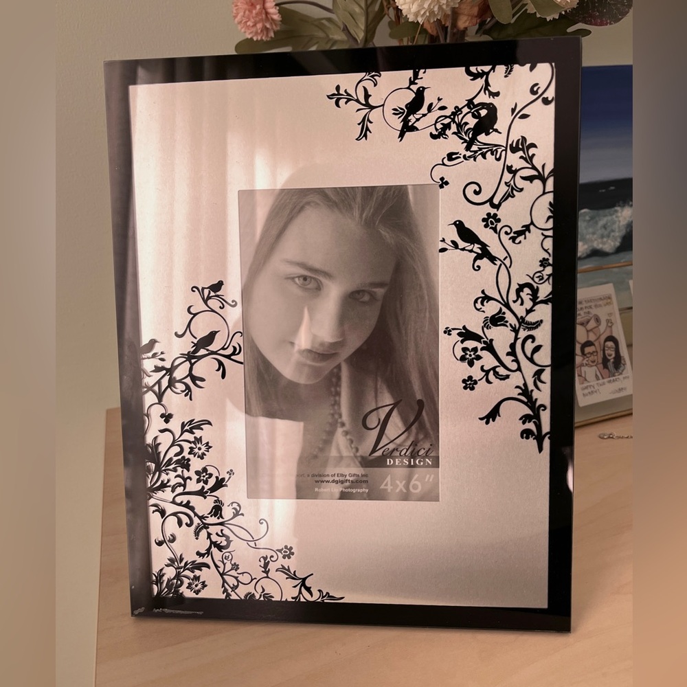 Glass picture frame with design